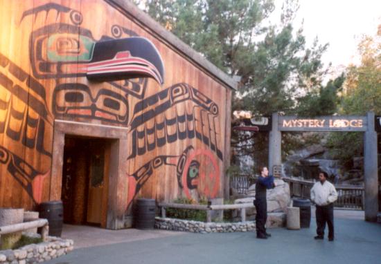 Knotts-2-01-Mystery-Lodge.jpg (901246 bytes)