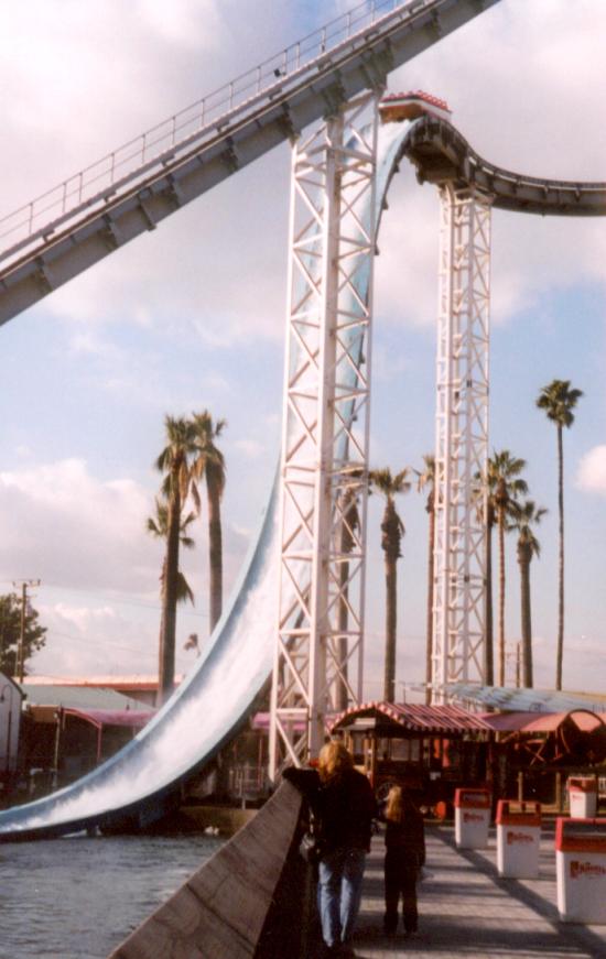 Knotts-2-01-Perilous-Plunge-Boat-Dropping.jpg (819266 bytes)