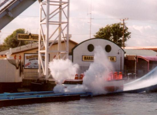 Knotts-2-01-Perilous-Plunge-Boat-Hitting-Water.jpg (799727 bytes)