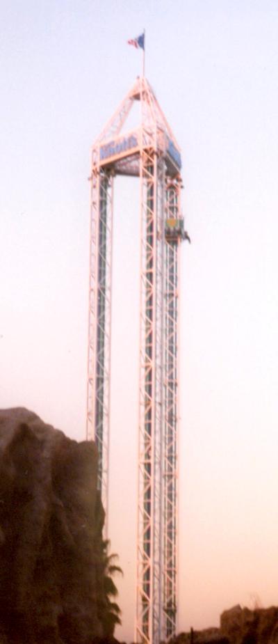 Knotts-2-01-Supreme-Scream-At-Twilight.jpg (580268 bytes)