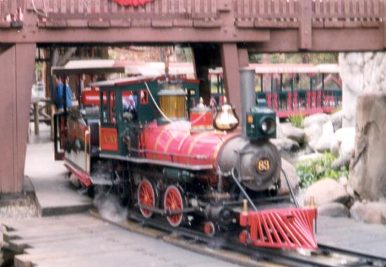 Knotts-2-01-Train.jpg (735433 bytes)