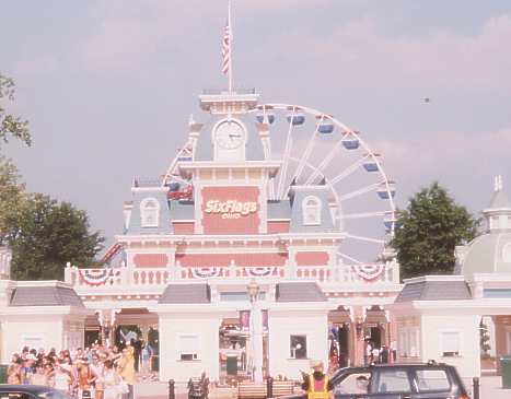 SFO-6-00-Entrence-Plaza.jpg (19583 bytes)