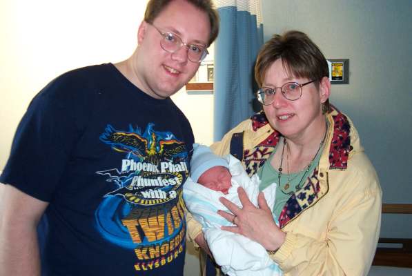 Bond-4-23-00-Bond-daddy-and-grandma-pope.jpg (28639 bytes)