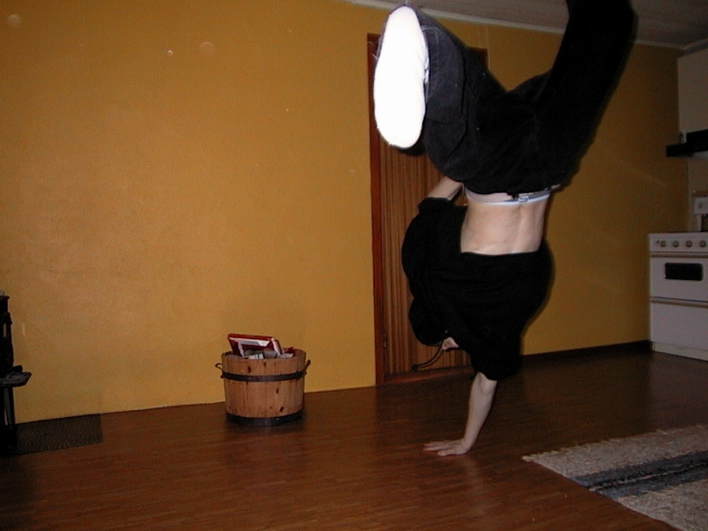 Dj Raven takin an hand spinn whit a 180 flip