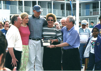Sandy Unitas receives plaque formally dedicating Unitas Blvd.