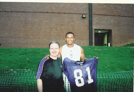 New Ravens WR Frank Sanders gives Roost #41 member Dave Corbett the shirt off his back!