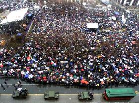 Throng at City Hall © Sunspot.net 2001