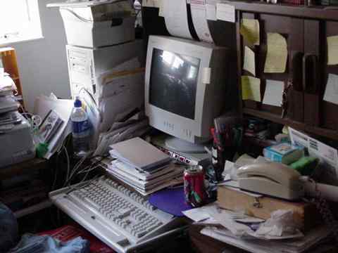 15 inch monitor in a hutch