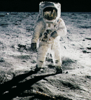 uomo occidentale sulla luna