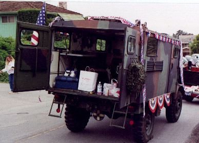 parade1.jpg (55848 bytes)