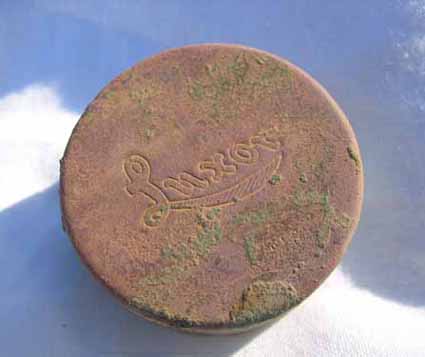This is a woman's rouge compact.(LUXOR)
