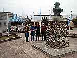 Colocacion de ofrendas en monumento a San Martin