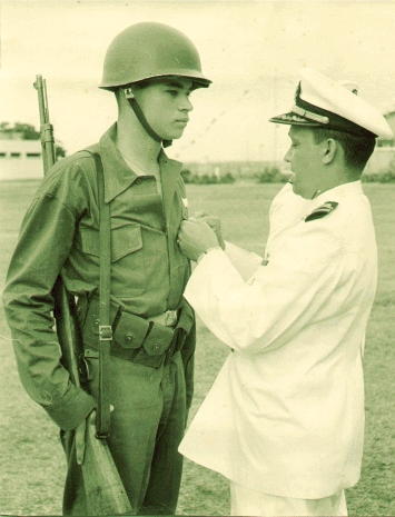 Jesus Rafal - Recibiendo Medalla 1er. Lugar Honor al Merito en Aplicacion, Cadete de 2do. ao Armada  Ao 1963