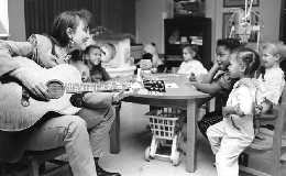 Pam Tillis performing