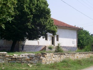 R(0026) House for sale in village of Chirpan region