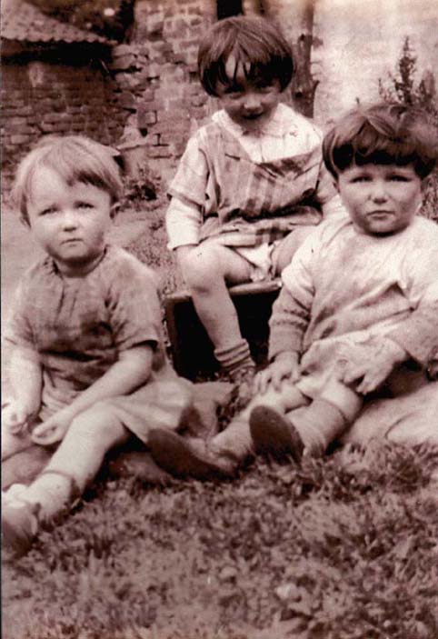 My Gran (left) as a little 'un - aaaww...