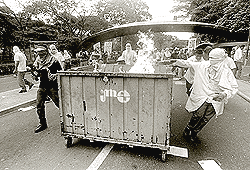 27-F en las puertas de la UCV (Fuente: Diario El Universal Digital)
