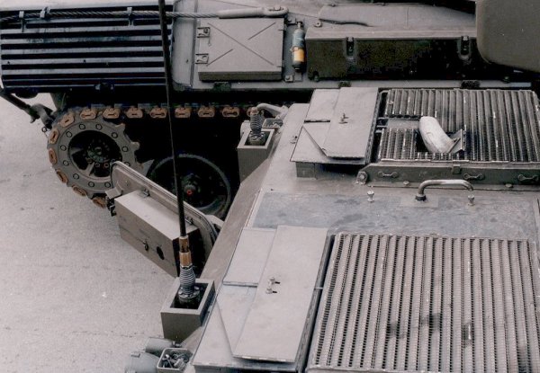 M113C&V lucht in- en uitlaatroosters en antennepot