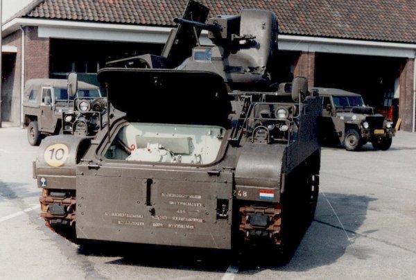 M113C&V differentieelluik geopend, boeggolfkeerplaat omlaag