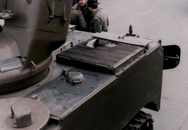 M113C&V brandstofdeksel en motoruitlaat met vaarschot