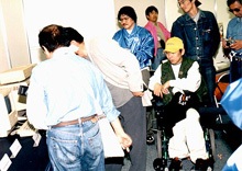 iWeek 2000�A���삳��� Apple Japan ���c�В�