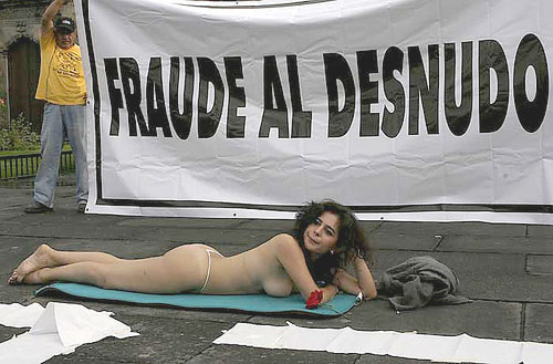 Cecilia M�rquez en protesta realiza un performance al desnudo