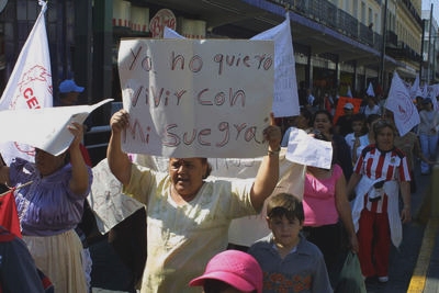 Marchan en contra de la administraci�n panista