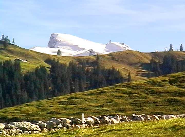 &Auml;cherlipass mit Sicht auf den schneebedeckten Titlis