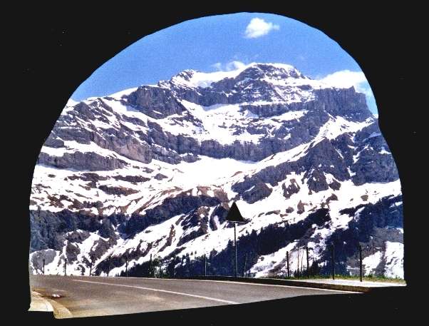 Von der Klausenpasstrasse Blick aus dem Tunnel Richtung Clariden