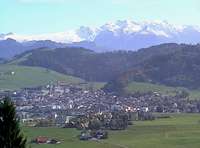 Einsiedeln mit Kloster  Einsiedeln im Hintergrund die frisch verschneiten Berge
