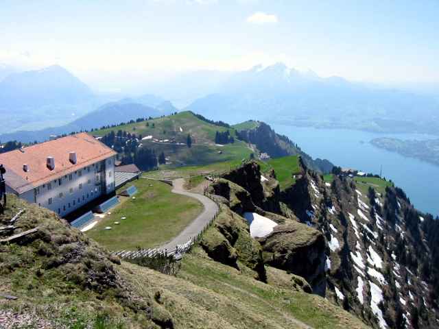 Aussicht von der Rigi Kulm. Hinten links Stanserhorn, hinten in der Mitte Pilatus, rechts Vierwaldst&auml;ttersee 