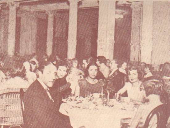 Sociedad Argentina, Galerias de personalidades relevantes de la Argentina en los ambitos culturales, artisticos, empresariales, deportivos y religiosos, Relaciones Exteriores Argentinas, embajadas y embajadores, mundo diplomatico, consulados, articulos y entrevistas, personalidades y hechos relevantes, informacion y noticias, agenda y links - Sociedad Argentina, polo, visitas ilustres, galeria, Zona Norte, empresas, negocios y empresarios, consumo, habitos y costumbres, temporada lirica y Teatro Colon, Historia Argentina: Imagenes y fotos, el Centenario, la belle epoque, los a&ntilde;os veinte y las decadas del treinta y cuarenta, el peronismo, Eva Peron y Juan Domingo Peron; arquitectura, palacios y estancias, personalidades y hechos relevantes; anecdotas, habitos y costumbres, las grandes tiendas, comercios e industrias; presidentes, politicos, funcionarios y personalidades de los ambientes cultural, artistico, economico, religioso, deportivo y cientifico; documentos y testimonios; el Jockey Club; Argentina y la politica exterior, su insercion en el mundo; Grandes familias argentinas: Los Alvear, Alzaga y Anchorena, los Pueyrredon, Ramos Mejia, Bullrich, Martinez de Hoz, Bunge, Lezica, Zapiola, etc. sus origenes, estancias, palacios y fortunas, sus miembros mas destacados en la historia del pais.