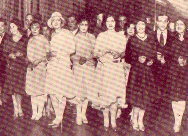 Sociedad Argentina, Galerias de personalidades relevantes de la Argentina en los ambitos culturales, artisticos, empresariales, deportivos y religiosos, Relaciones Exteriores Argentinas, embajadas y embajadores, mundo diplomatico, consulados, articulos y entrevistas, personalidades y hechos relevantes, informacion y noticias, agenda y links - Sociedad Argentina, polo, visitas ilustres, galeria, Zona Norte, empresas, negocios y empresarios, consumo, habitos y costumbres, temporada lirica y Teatro Colon, Historia Argentina: Imagenes y fotos, el Centenario, la belle epoque, los a&ntilde;os veinte y las decadas del treinta y cuarenta, el peronismo, Eva Peron y Juan Domingo Peron; arquitectura, palacios y estancias, personalidades y hechos relevantes; anecdotas, habitos y costumbres, las grandes tiendas, comercios e industrias; presidentes, politicos, funcionarios y personalidades de los ambientes cultural, artistico, economico, religioso, deportivo y cientifico; documentos y testimonios; el Jockey Club; Argentina y la politica exterior, su insercion en el mundo; Grandes familias argentinas: Los Alvear, Alzaga y Anchorena, los Pueyrredon, Ramos Mejia, Bullrich, Martinez de Hoz, Bunge, Lezica, Zapiola, etc. sus origenes, estancias, palacios y fortunas, sus miembros mas destacados en la historia del pais.