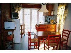 Vue prise du clic-clac sur la cuisine, la porte d'entr�e et la porte fen�tre.