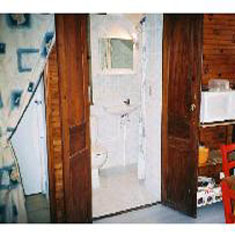 La salle de bain et le placard penderie � gauche