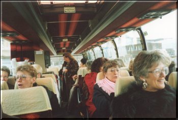 Her blir vi hentet p� m�testedet med buss