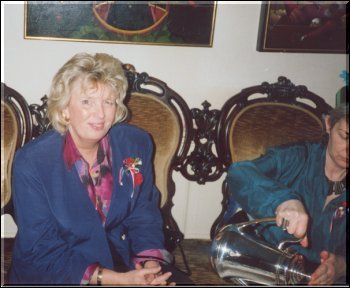 Inger Aud og Anne Lise koser seg med kaffe