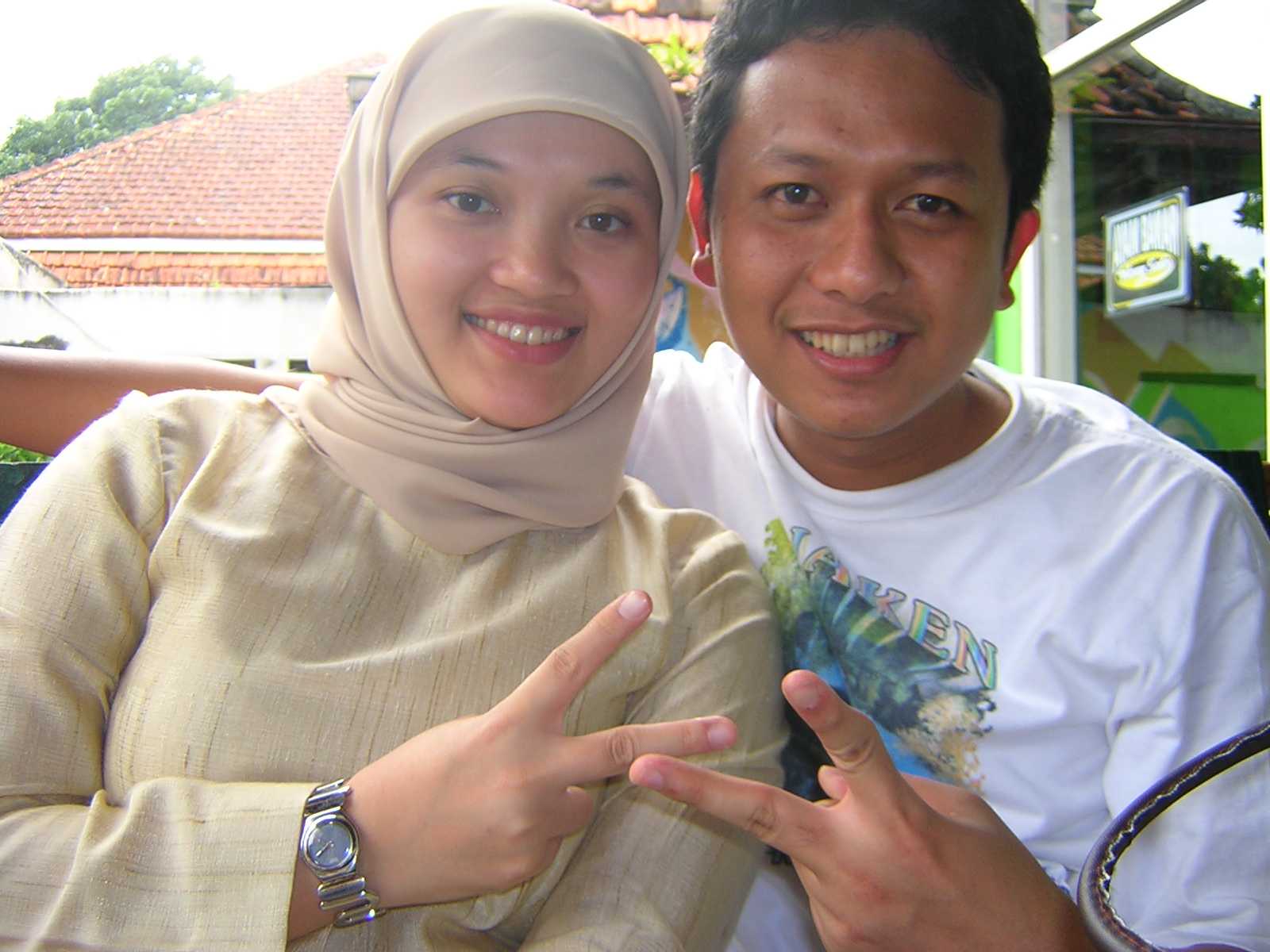 Horee.. Abis wisuda makan di wong solo. Lapeeeerrrr.... :>