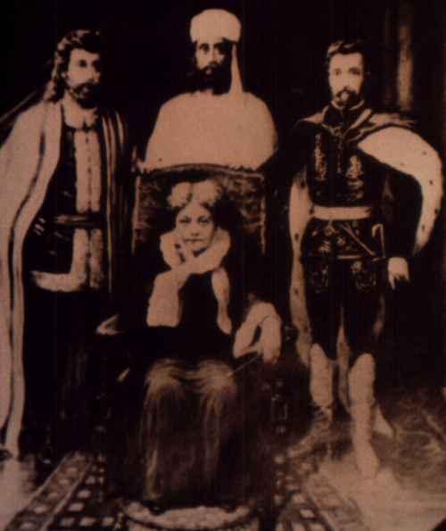 Blavatsky con Morya,Koothomi y Ragozky