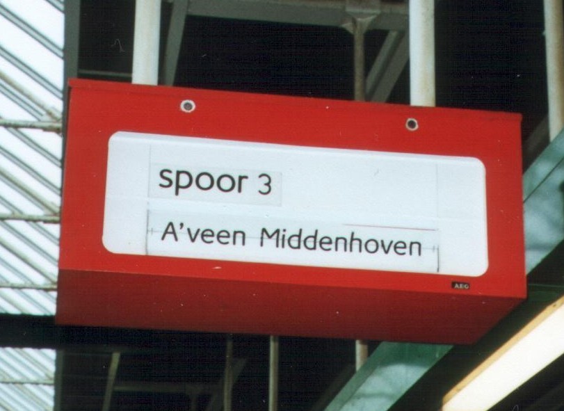 Eind oktober verdwenen de oude bestemmingsborden van de metro. Zo'n bord op het Amstelstation, een trein naar richting Amstelveen..., 18-10-2000.