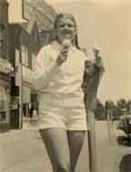 Dee with ice_cream