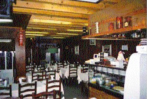 Sala de Refei��es do R/C vista de dentro p/ fora.