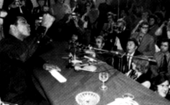 Al�, montando el n�mero con los periodistas.