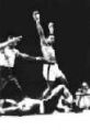 El �rbitro, Jersey Joe Walcott,  consigue por fin alejar a Al� de Liston.