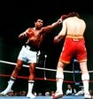 En un combate de 1976, martilleando la cabeza del rival.
