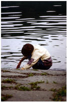 ni�o jugando con el agua