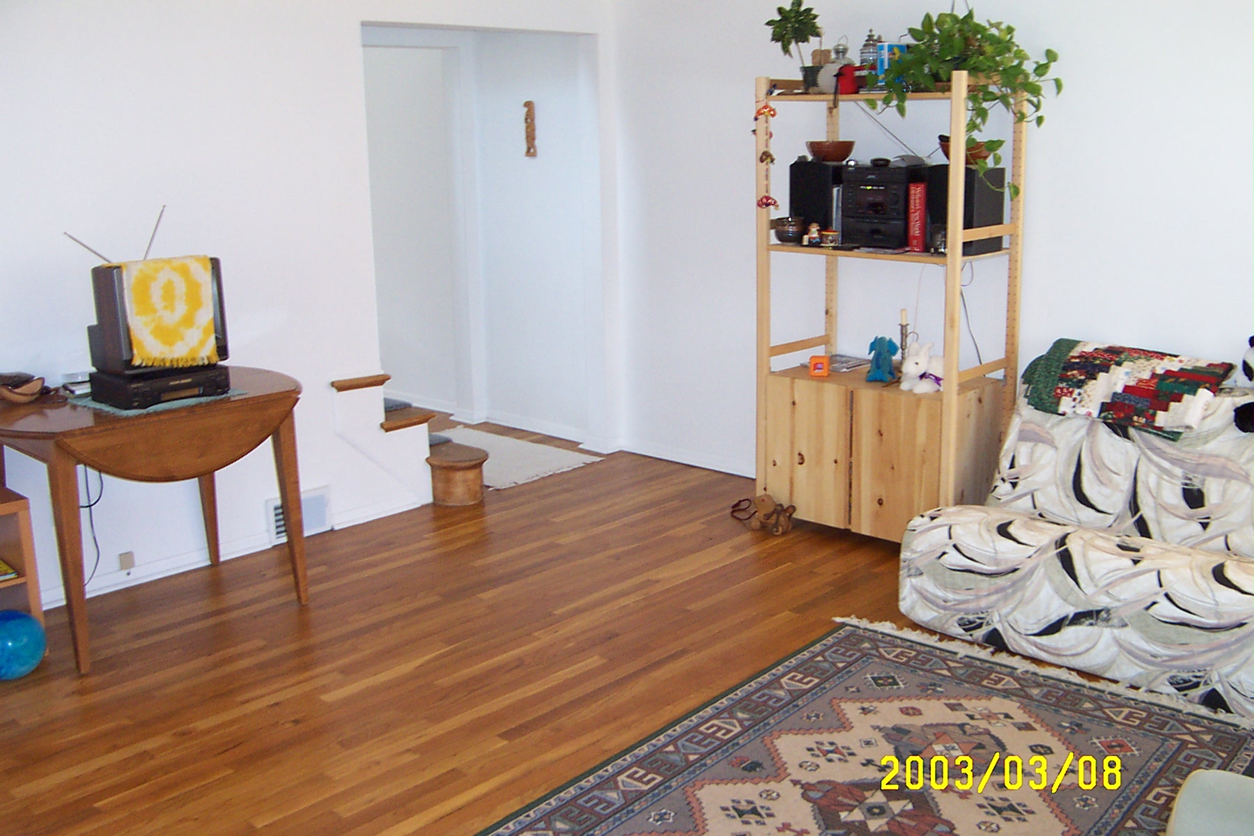 Living room: 7140 Reynolds