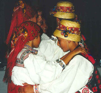 dancers.jpg (29547 bytes)