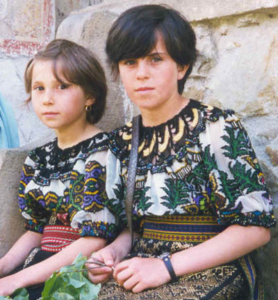 girls copy.jpg (54755 bytes)