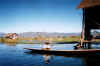 myanmar_inle_woman_in_canoe.jpg (62531 bytes)